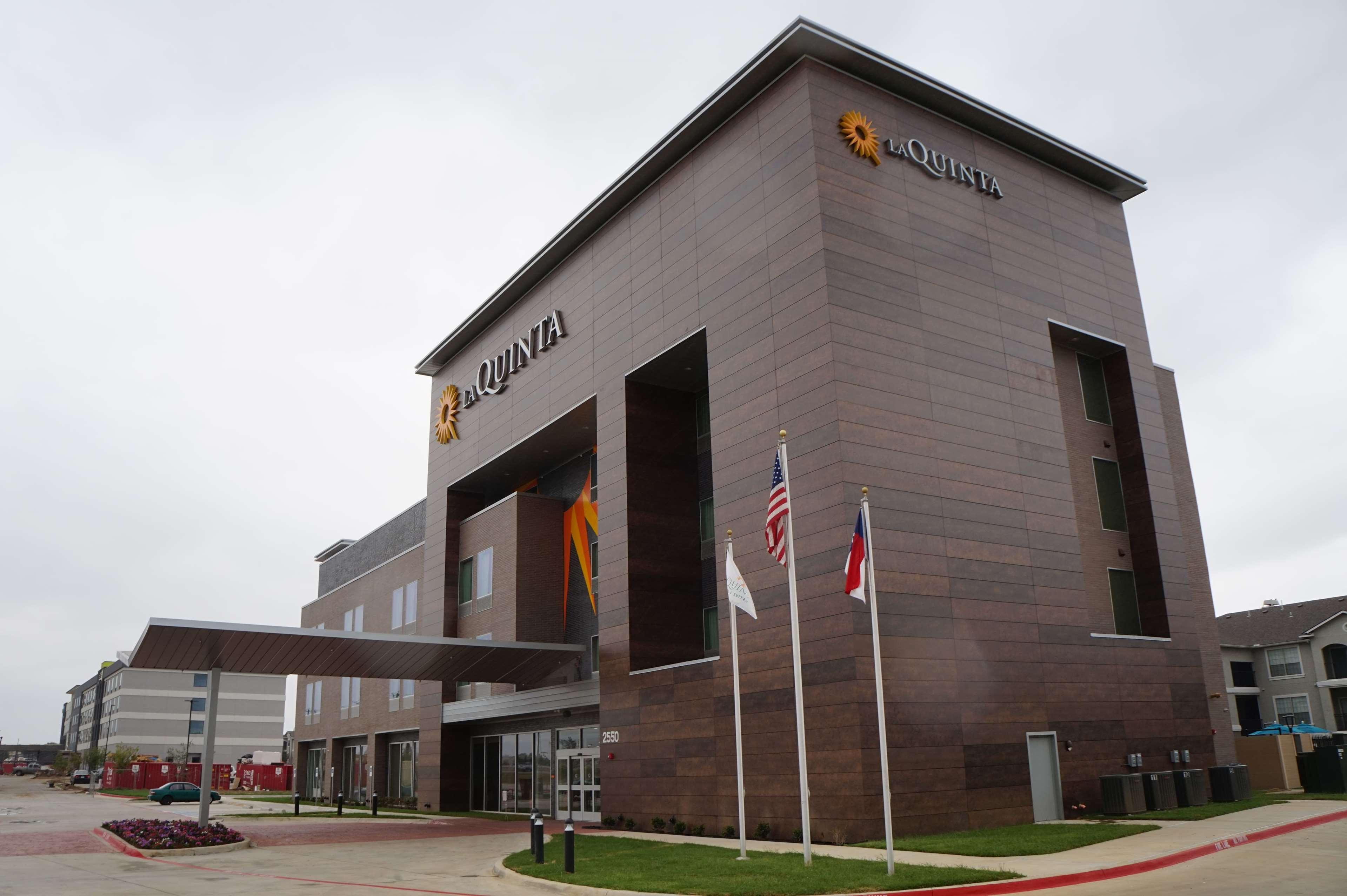 La Quinta Inn & Suites Dfw West-Glade-Parks Йулісс Екстер'єр фото